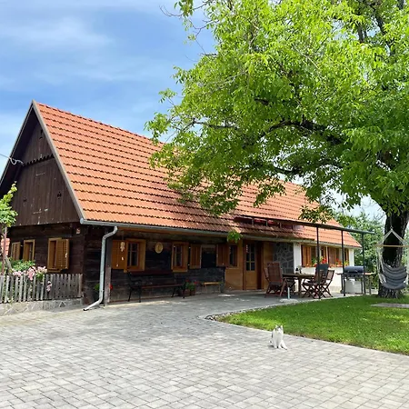 Casa de Férias Domacija Brdar Adlesici